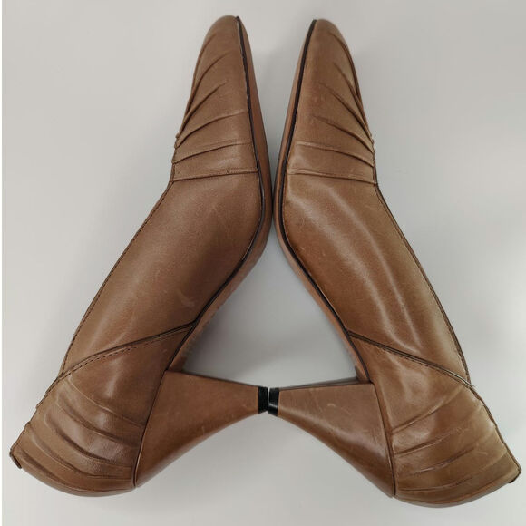 Tan pleated eather pumps sz 8.5. Indigo by Clarks - Picture 5 of 9